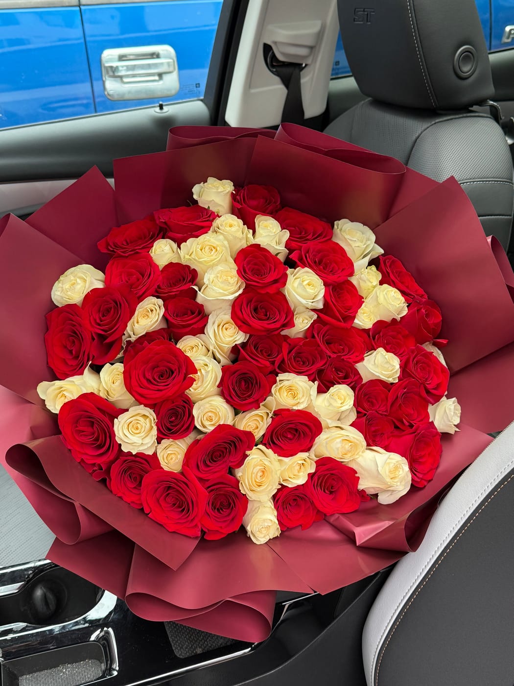 Crimson & Pearl Elegance – 70 Roses